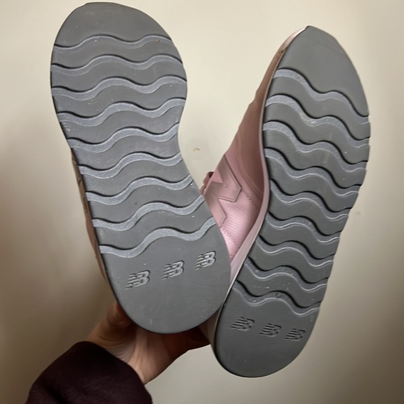 New balance pink sneakers size 6.5 - Picture 2 of 4